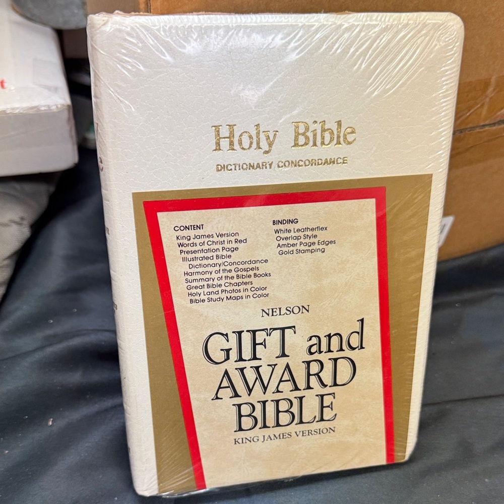Nelson 162W white leatherflex amber page edges Cream Gift and Award Bible kjv